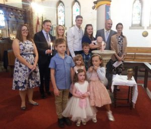 baptism-of-oliver-symons-with-parents-tom-and-lisa-cousins-and-godparents